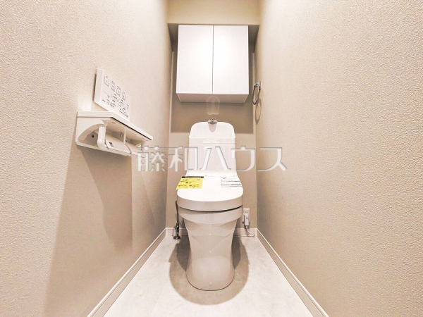 《トイレ》温水洗浄機能付きトイレで清潔にご使用いただけます。　【クイーポ狛江】
