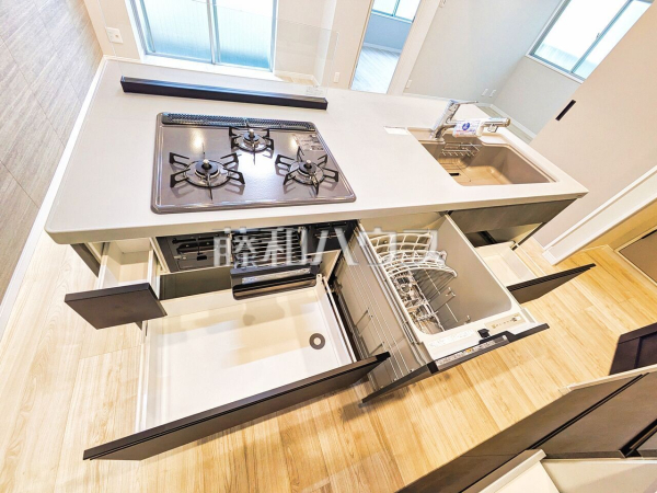 《キッチン》 ビルトイン食洗機を標準完備し、家事時間が短縮できます。　　【クイーポ狛江】