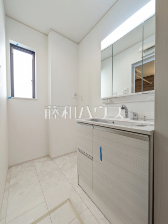 A号棟　三面鏡付きの洗面台。鏡の裏にも収納があり、歯ブラシや化粧品等もすっきり収納できます。 　【和光市白子３丁目】