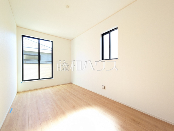 A号棟　白を基調としたクロスになっているため、お部屋がより広く明るく感じます。窓からの光も取り込みます。　【和光市白子３丁目】