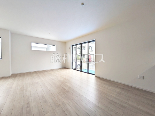 リビング　【八王子市元横山町３丁目】