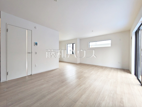 リビング　【八王子市元横山町３丁目】