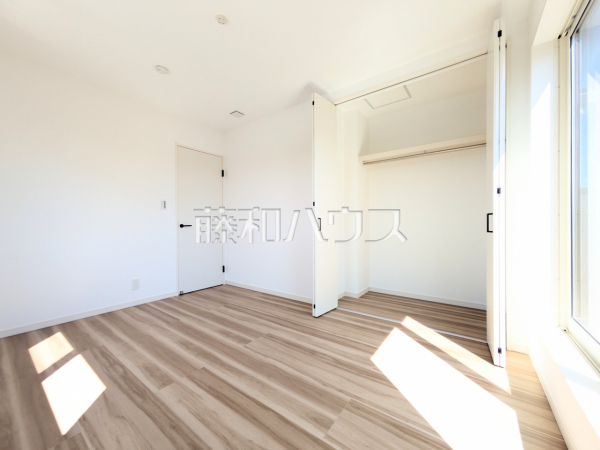 居室　【新座市東３丁目】着たいお洋服をサッと取り出せて便利なクローゼット収納。