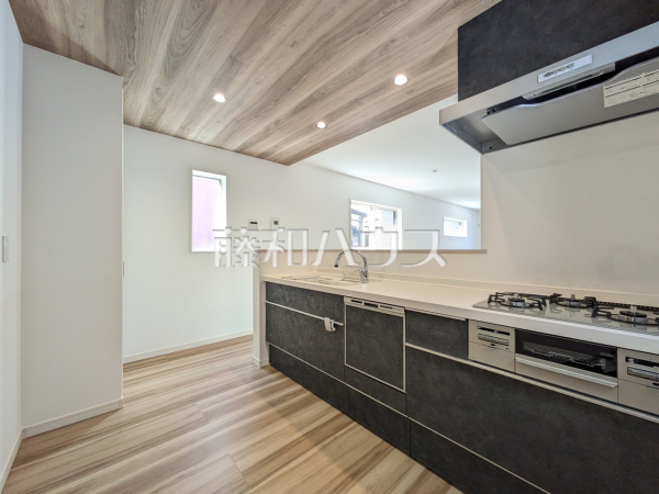 キッチン　【新座市東３丁目】使いやすくスタイリッシュなシステムキッチンには、毎日お使いになる方の視点が存分に活かされています。