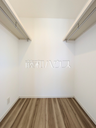 ウォークインクローゼット　【新座市東３丁目】収納力豊富なウォークインクローゼットで、バッグや小物類も片付きます。 