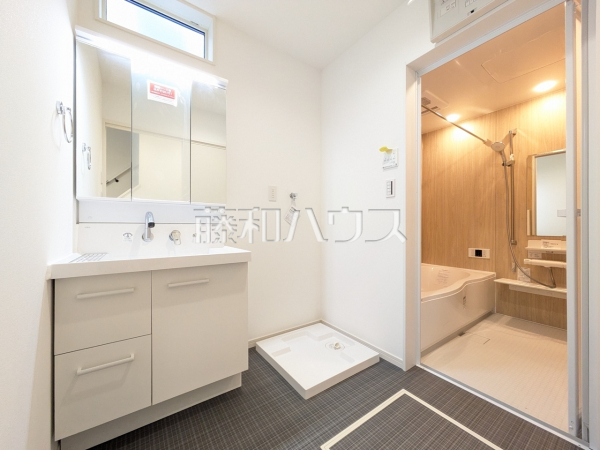 洗面室　【新座市東３丁目】 三面鏡付きの洗面台。鏡の裏にも収納があり、歯ブラシや化粧品等もすっきり収納できます。 