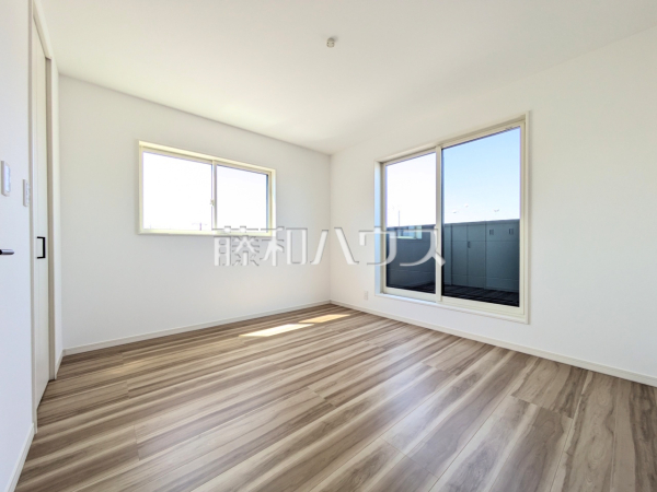 居室　【新座市東３丁目】明るいカラーが採用されたお部屋は居室やワークスペースとして気持ち良く過ごせそうですね。