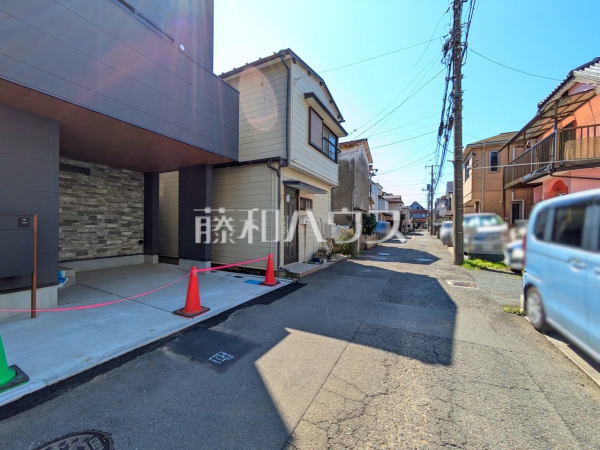 接道状況および現場風景　【新座市東３丁目】 平日のご案内も可能です。まずはお気軽にお問合せ下さいませ。 