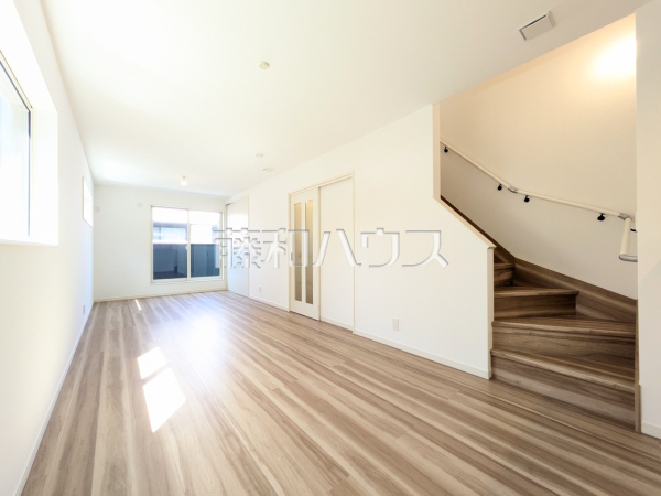 リビング　【新座市東３丁目】リビングに生活動線の中心となるリビングイン階段を設置し、家族の絆を育む住まいとなっています。 