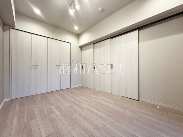 ≪居室≫ 各居室にはクローゼットを完備し、家具を置くスペースが確保しやすい設計がされております。 　【藤和上北沢ホームズ】