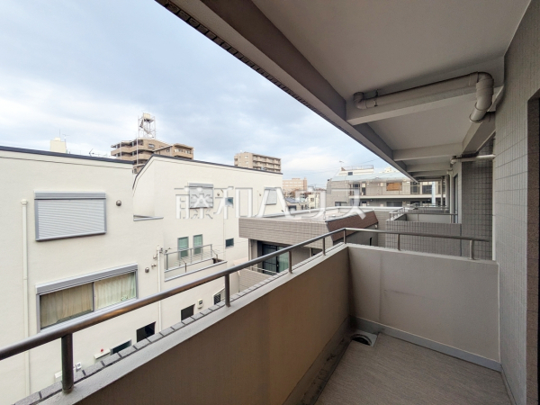 ≪バルコニー≫ 各居室からバルコニーへ出られるため、洗濯物を干す際にも家族が寝ている部屋を通らずに出入りができて便利です。 【藤和上北沢ホームズ】