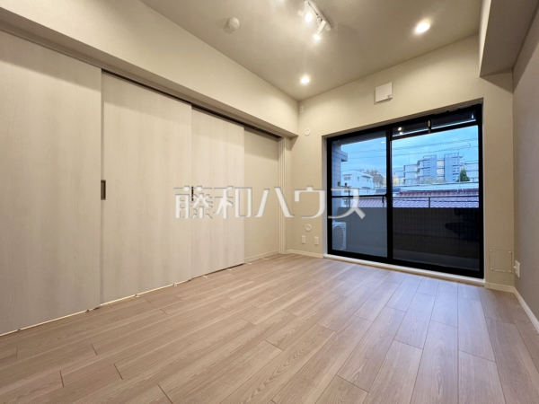 ≪居室≫木目が美しいウッディなフローリングの居室は、穏やかで心安らぐ空間となるでしょう。 　【藤和上北沢ホームズ】