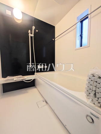 １号棟　浴室　【東久留米市滝山２丁目】 見学はしたいけど、なかなか時間が取れない・・・そんな方に出勤前や仕事終わりにマイホームを見学できるサポートをいたします。 