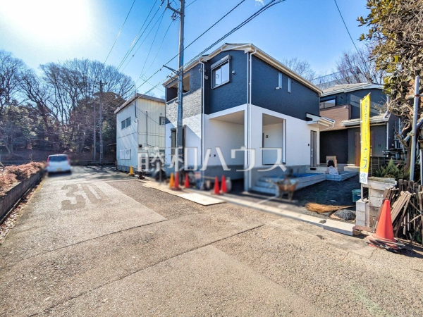 接道状況および現場風景　【東久留米市滝山２丁目】 周辺環境はもちろん日当たりや設備仕様など実際に行ってみないと分からないことも多くございます。営業担当がご案内いたしますのでお気軽にお問い合わせください