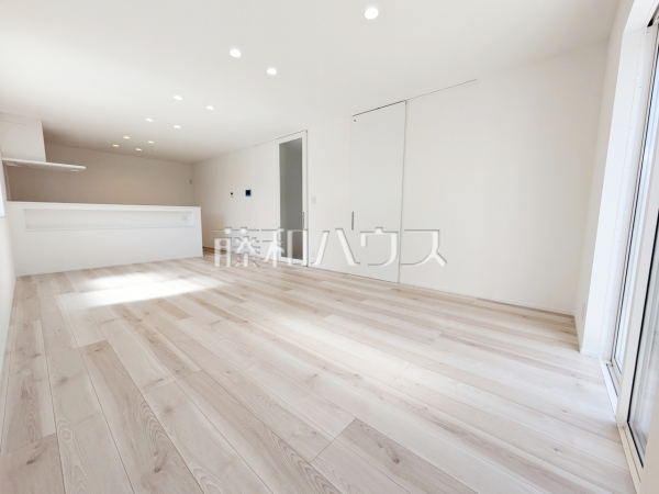 リビング　【小牧市応時４丁目】