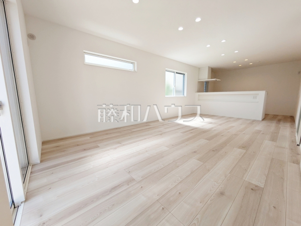 リビング　【小牧市応時４丁目】