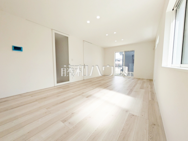 リビング　【小牧市応時４丁目】