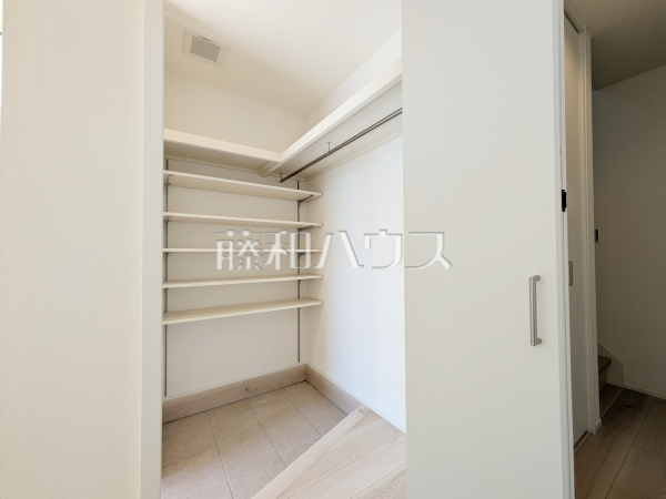 シューズインクローゼット　【小牧市応時４丁目】