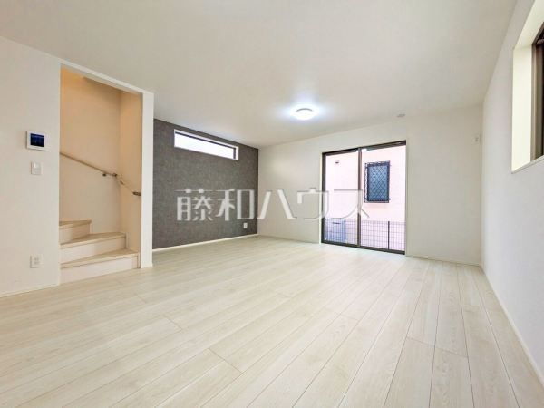 2号棟　リビング　【所沢市けやき台１丁目】 リビングイン階段は、子供たちの外出・帰宅を確認できて安心ですね。 