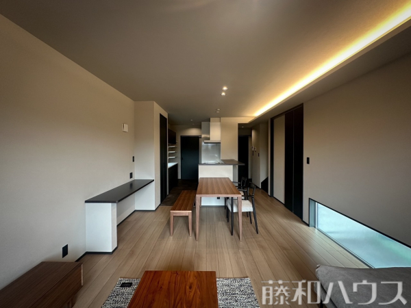 リビング　【春日井市東野町５丁目】