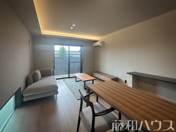 リビング　【春日井市東野町５丁目】