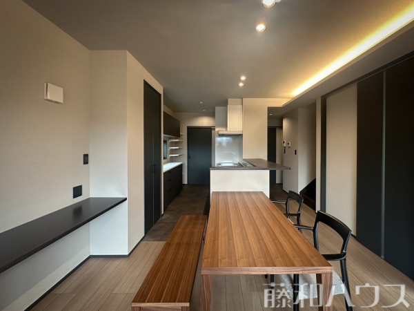 リビング　【春日井市東野町５丁目】