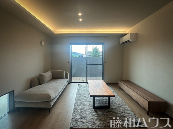 リビング　【春日井市東野町５丁目】