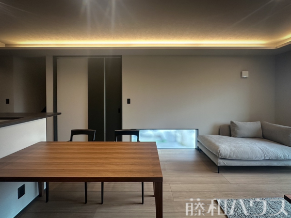 リビング　【春日井市東野町５丁目】