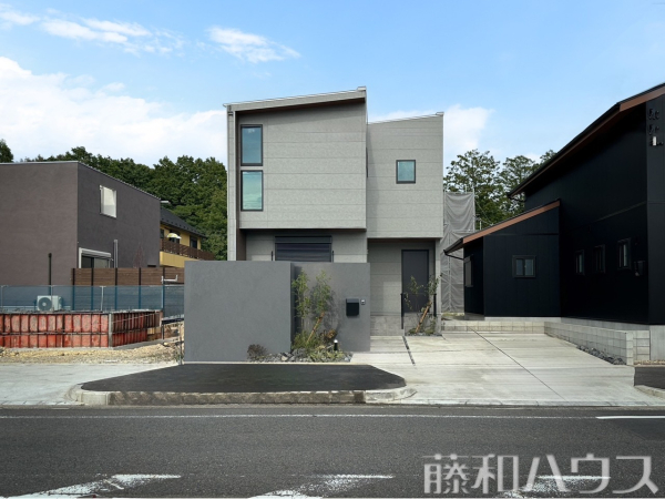 外観およびカースペース　【春日井市東野町５丁目】