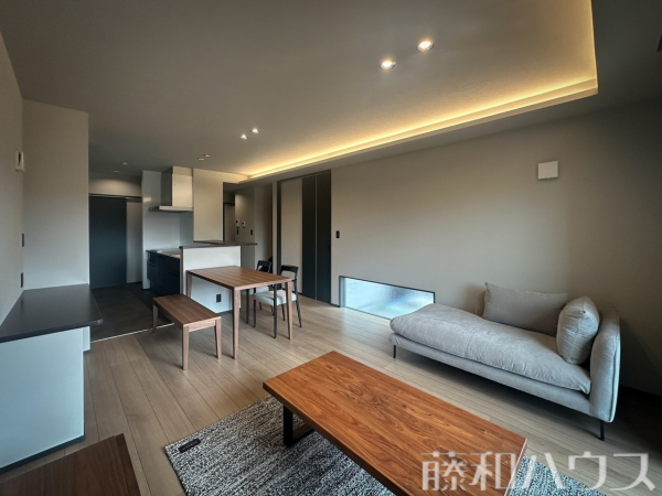 リビング　【春日井市東野町５丁目】