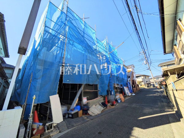 ≪接道状況≫順調に工事が進んでいます。実際の街並みの様子が段々見えて参りました。ぜひ実際に現地をご見学下さいませ。　【府中市分梅町１丁目】