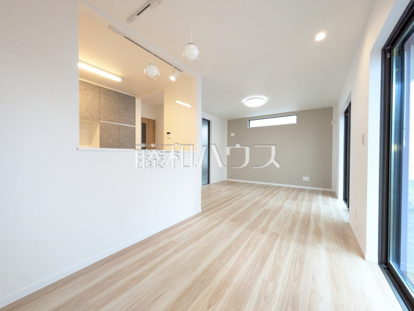 リビング　【立川市一番町１丁目】