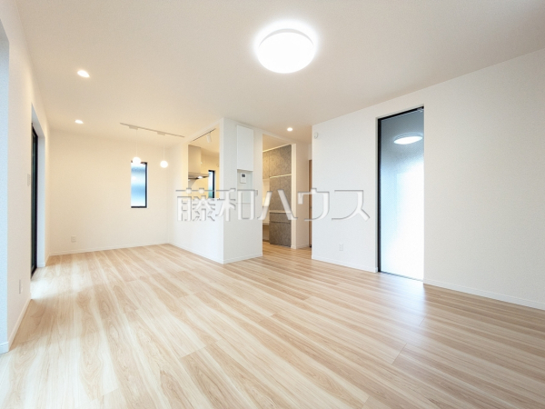 リビング　【立川市一番町１丁目】