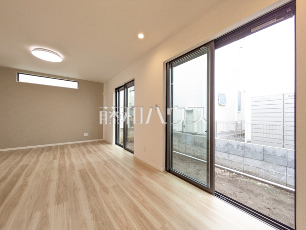 リビング　【立川市一番町１丁目】