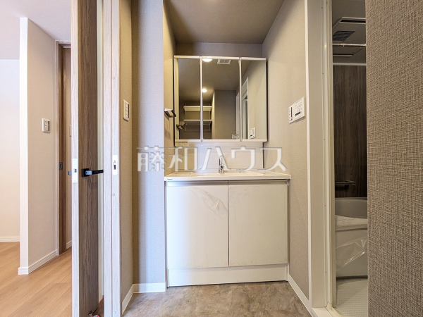 洗面室　【グリーンコーポ豊田】三面鏡付きの洗面台。鏡の裏にも収納があり、歯ブラシや化粧品等もすっきり収納できます。