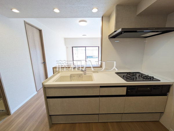 キッチン　【グリーンコーポ豊田】会話の弾む対面キッチンは自然とご家族の中心に。家族団らんの時間が増えることでしょう。