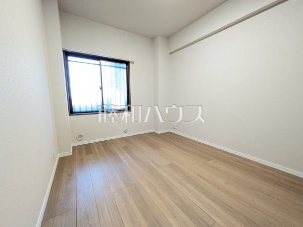 居室　【グリーンコーポ豊田】幼い頃のたくさんの想い出が詰まった実家の部屋。それは特別な場所としていつまでも心に残っています。いつかこの部屋が子供たちにとってのそのような場所になるのかな？