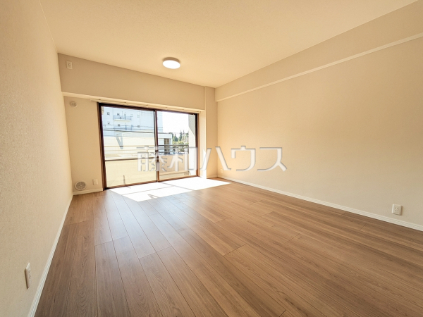 リビング　【グリーンコーポ豊田】LDKには大きな窓が施され、明るさと通風を確保した快適な空間です。