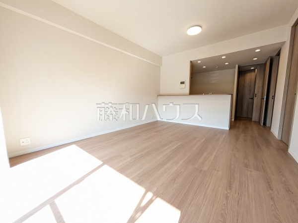 リビング　【グリーンコーポ豊田】家族や仲間が集うLDKは約13.7帖あり、ゆったりと寛げる空間です。