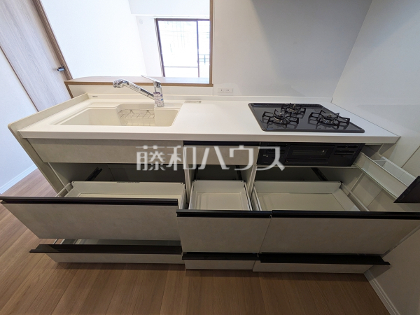 キッチン　【グリーンコーポ豊田】収納力豊富なスライド収納付きシステムキッチン。大きな鍋やフライパンの出し入れもスムーズです。