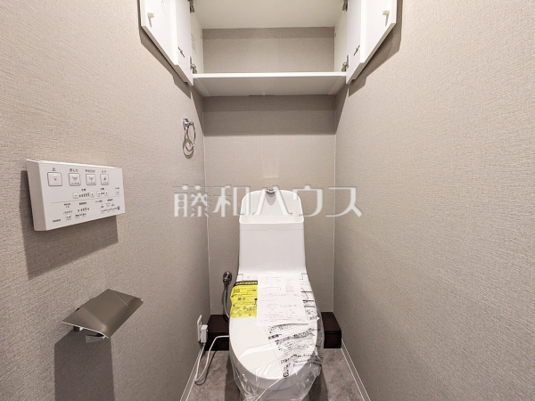 トイレ　【グリーンコーポ豊田】トイレにはウォシュレットと収納完備！　