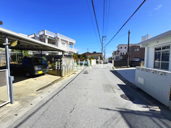 接道状況および現場風景　【与那原町字上与那原】
周辺は落ち着いた雰囲気の住宅地です。小さなお子様がいるご家庭も安心です。