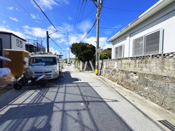 接道状況および現場風景　【与那原町字上与那原】
駅までバス便ですが、お天気の良い日には健康のためウォーキングがてら歩くのもオススメです。