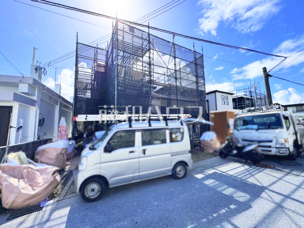 接道状況および現場風景　【与那原町字上与那原】
現在建築中の物件です！物件の内部構造などは今しか見られません。完成前の状態もご確認ください。是非ご見学のお問合せを！