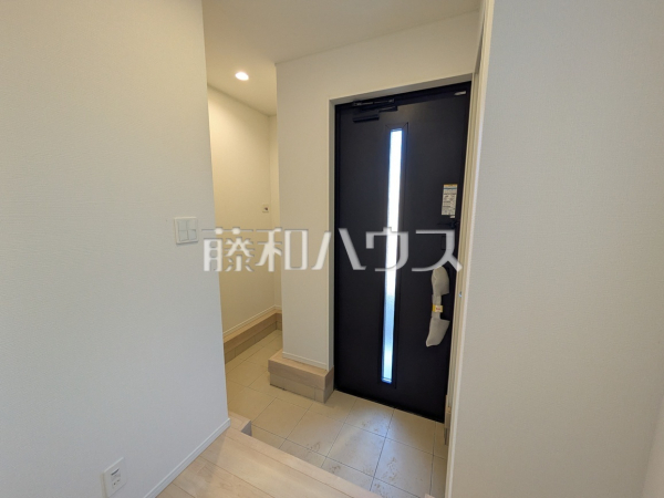 2号棟　玄関　【春日井市岩成台９丁目】