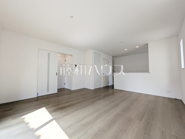 E号棟　リビング　【府中市住吉町３丁目】