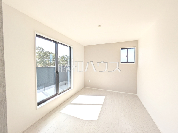 経験豊かなスタッフが分譲地だけでなく学校、スーパー、公園と周辺環境も合わせてご案内致します。　3号棟　居室　【福岡市東区三苫１丁目】