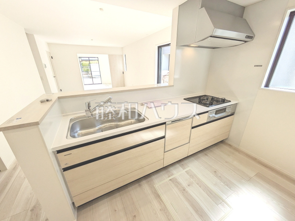 お料理上手な方が、独壇場で料理の腕前を披露できる対面キッチンです。　3号棟　キッチン　【福岡市東区三苫１丁目】