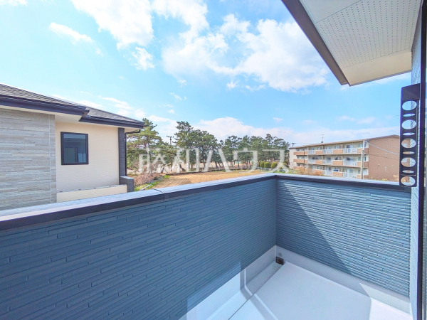 バルコニーには明るい光が差し込みますので、洗濯物もすぐに乾きそうです♪3号棟　バルコニー　【福岡市東区三苫１丁目】