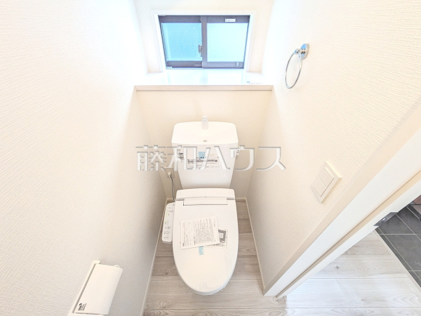 各階にトイレがあると、階段の上り下りをせずに済むため就寝時なども便利です。　3号棟　トイレ　【福岡市東区三苫１丁目】